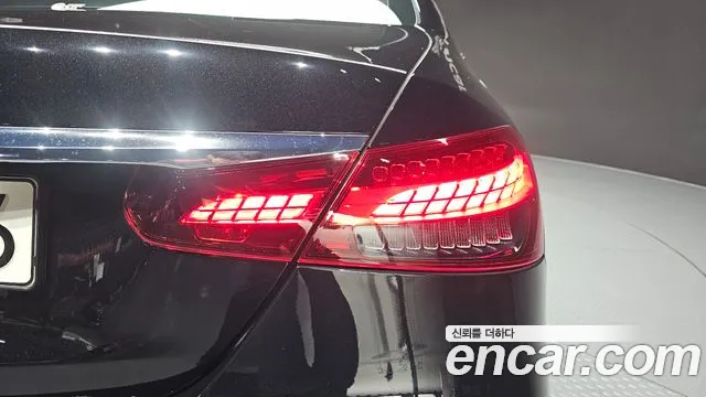 Mercedes-Benz E-Class — Фото автомобиля 21