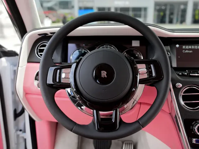 Rolls-Royce Cullinan — Фото автомобиля 12