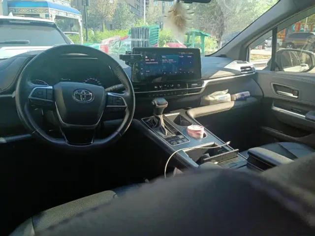 Toyota Sienna — Фото автомобиля 12