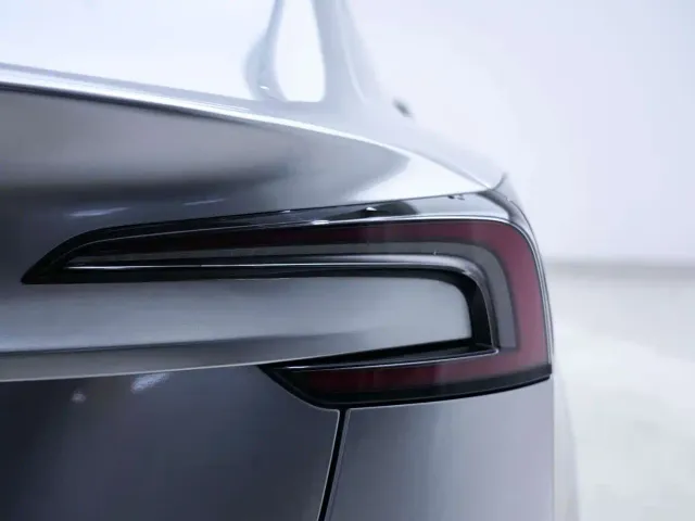 Tesla Model 3 — Фото автомобиля 12