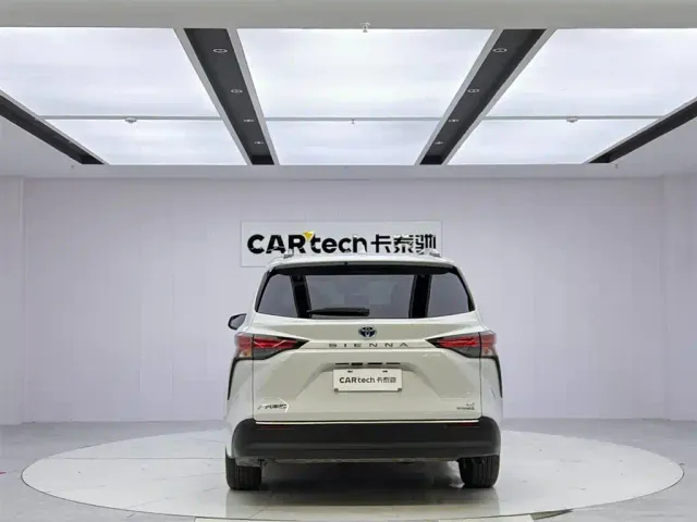 Toyota Sienna — Фото автомобиля 4