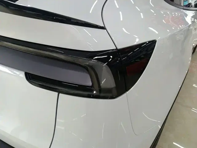 Tesla Model Y L — Фото автомобиля 7