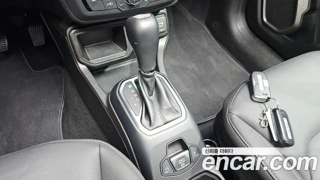 Jeep Renegade — Фото автомобиля 12