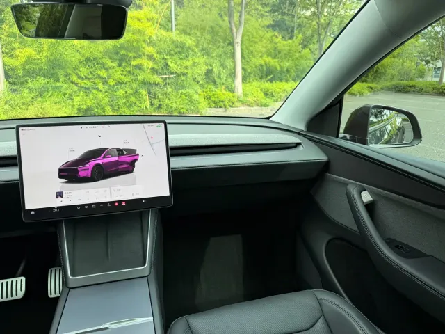 Tesla Model Y — Фото автомобиля 13