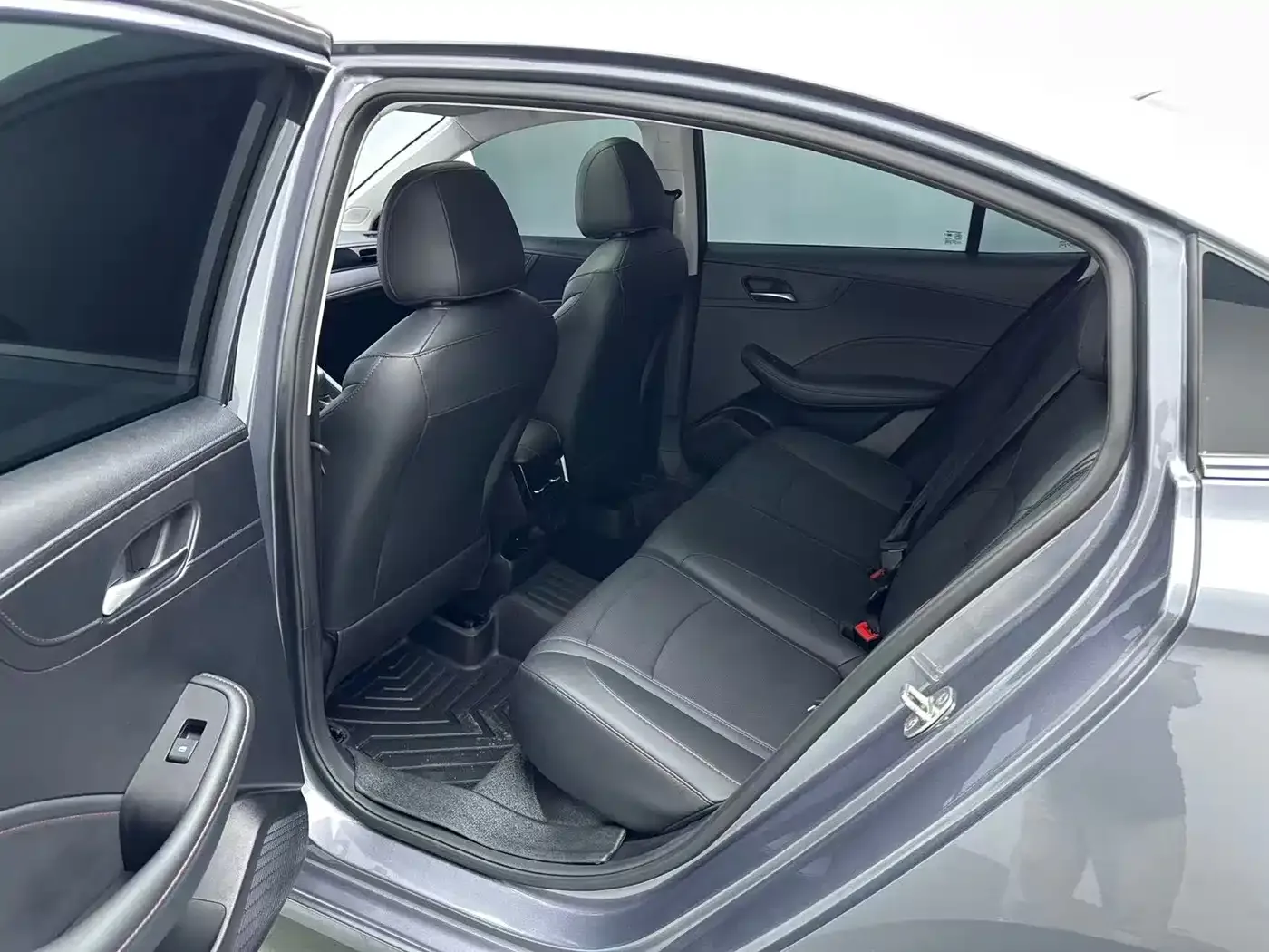 Roewe Roewe i5 2026 1.5L CVT Luxury — Фото автомобиля 6