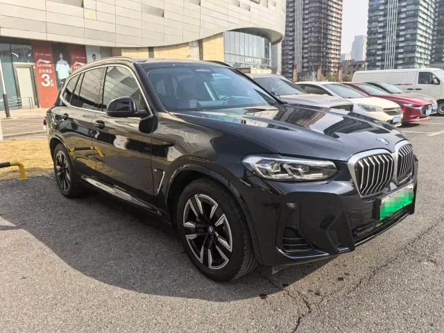 BMW iX3 — Фото автомобиля 3