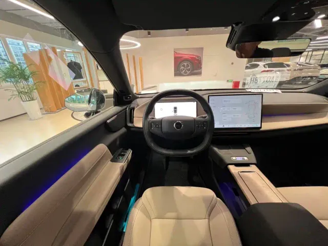 Volvo XC70 Plug-in Hybrid — Фото автомобиля 13
