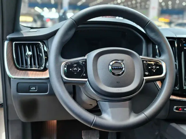 Volvo XC60 — Фото автомобиля 9