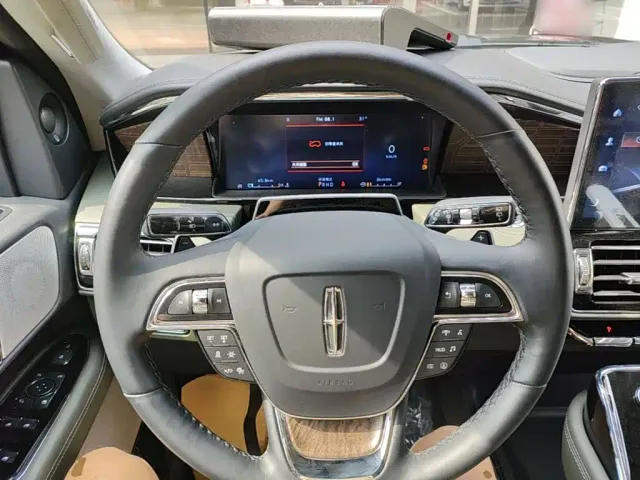 Lincoln Navigator — Фото автомобиля 10