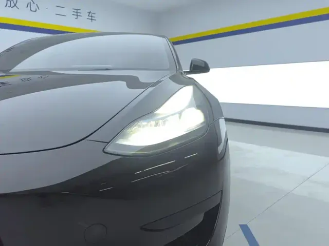 Tesla Model 3 — Фото автомобиля 5