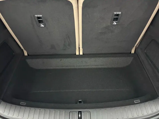 Li Auto i8 — Фото автомобиля 18