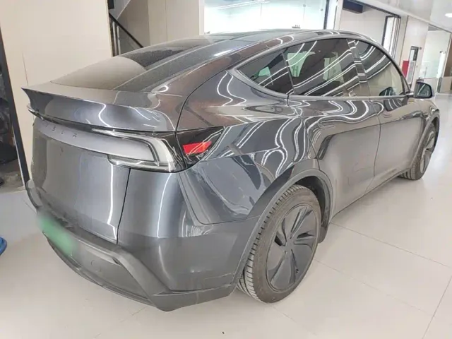 Tesla Model Y — Фото автомобиля 6