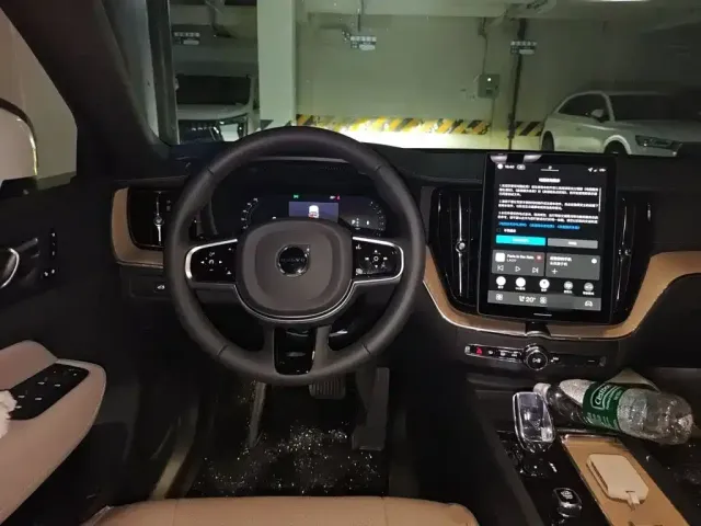 Volvo XC60 — Фото автомобиля 11