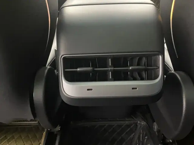 Tesla Model Y — Фото автомобиля 27