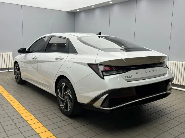 Hyundai Elantra — Фото автомобиля 4