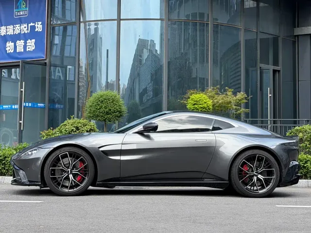 Aston Martin V8 Vantage — Фото автомобиля 5