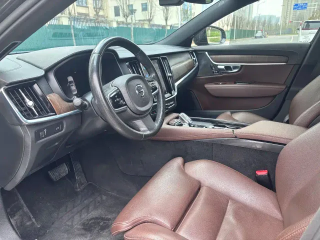 Volvo S90 — Фото автомобиля 4