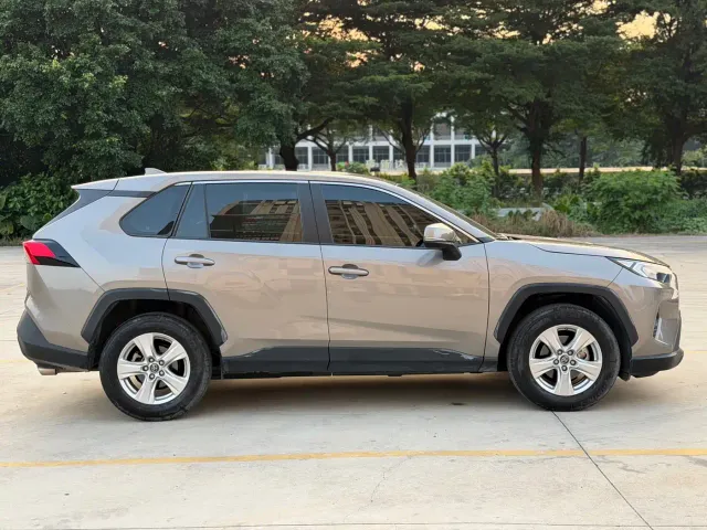 Toyota RAV4 — Фото автомобиля 5