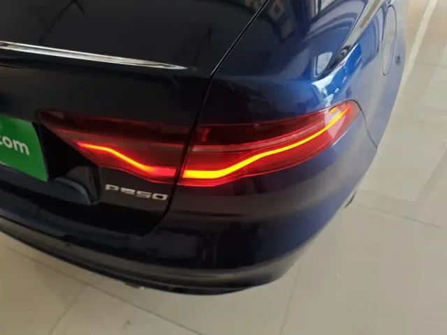 Jaguar XEL — Фото автомобиля 7