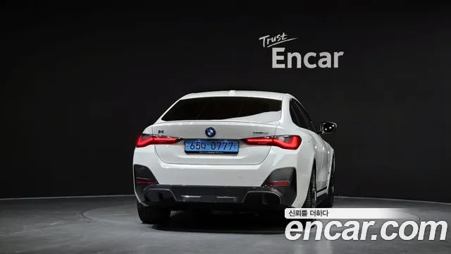 BMW i4 — Фото автомобиля 4