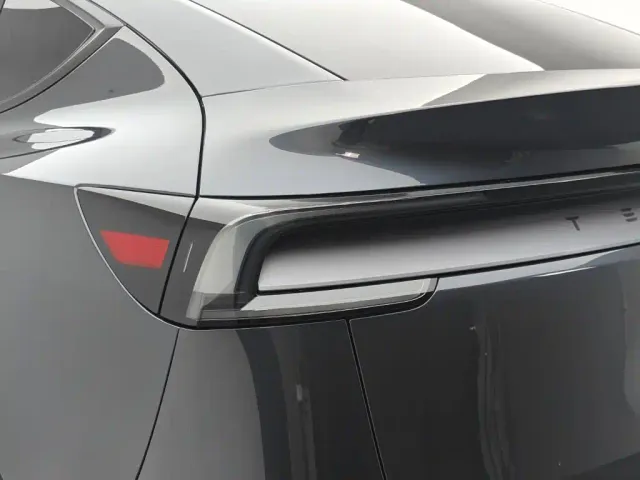 Tesla Model Y — Фото автомобиля 12