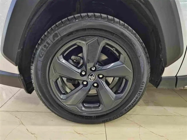 Toyota RAV4 — Фото автомобиля 10