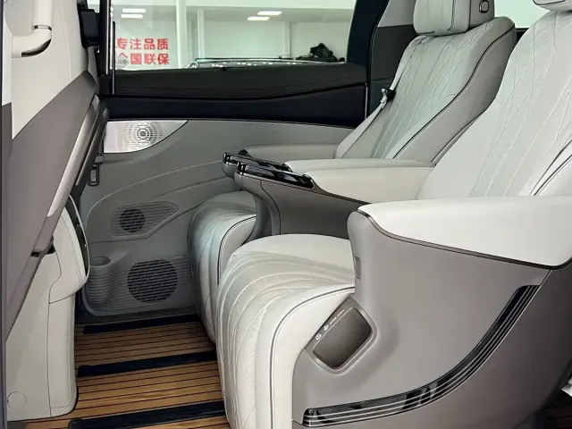 Denza D9 — Фото автомобиля 6