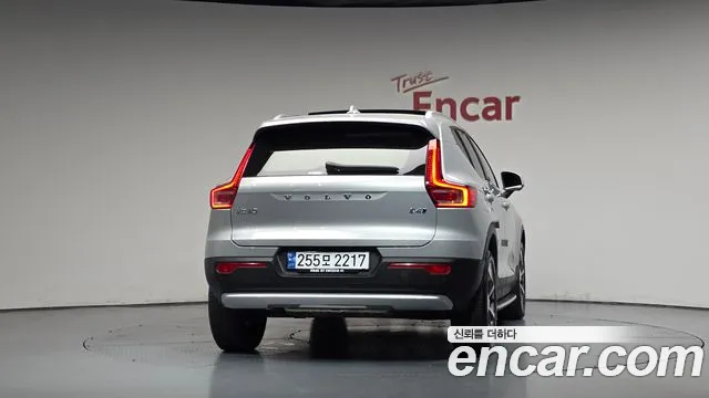 Volvo XC40 — Фото автомобиля 3