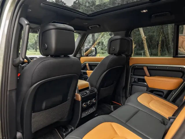 Land Rover Defender — Фото автомобиля 16