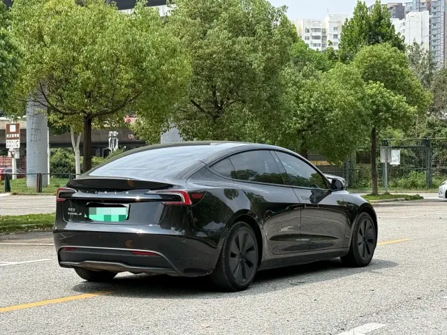 Tesla Model 3 — Фото автомобиля 11