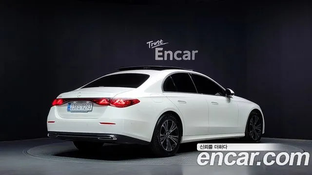 Mercedes-Benz E-Class — Фото автомобиля 2