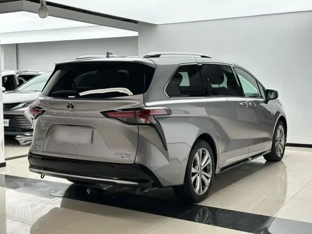 Toyota Sienna — Фото автомобиля 12