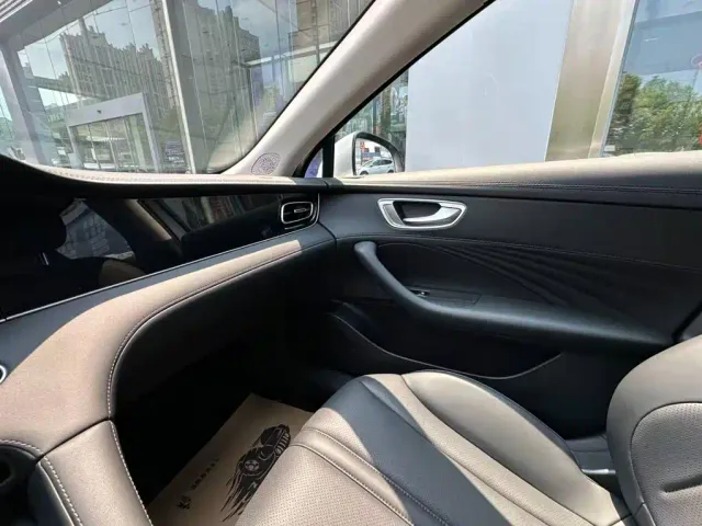 Roewe D7 — Фото автомобиля 9