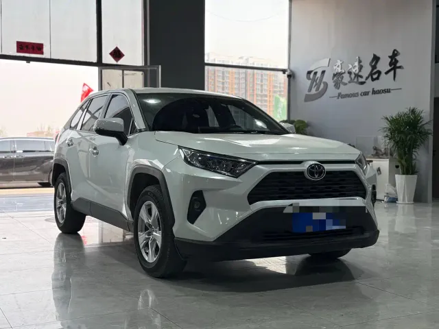 Toyota RAV4 — Фото автомобиля 3