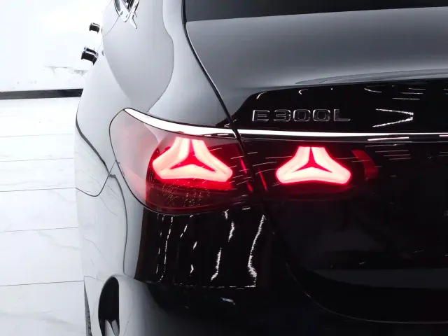 Mercedes-Benz E-Class — Фото автомобиля 23