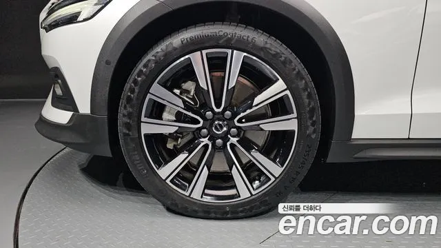 Вольво V60 V60 Cross Country 2 поколение B5 Ultimate AWD — Фото автомобиля 4