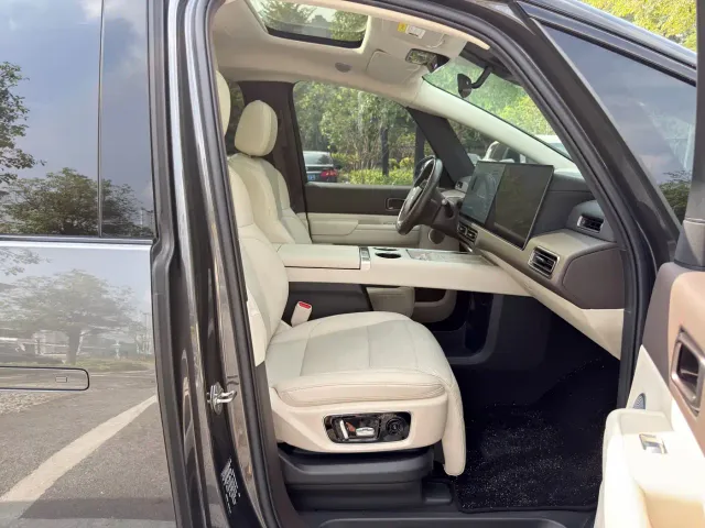 Li Auto MEGA — Фото автомобиля 12