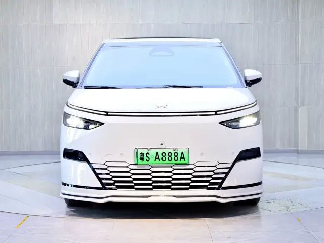 Xpeng X9 — Фото автомобиля 2
