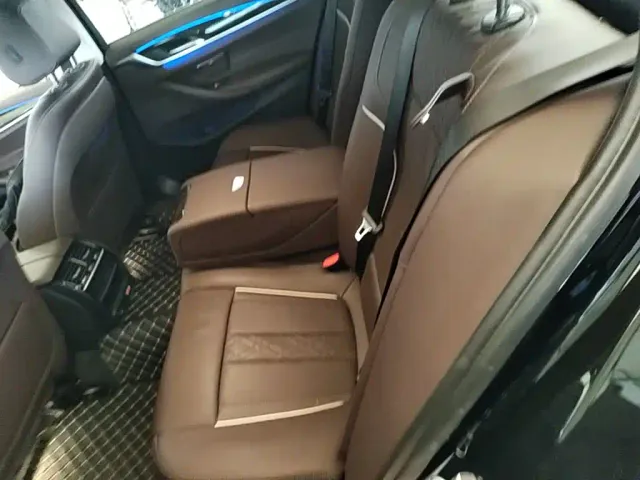 BMW 5 Series — Фото автомобиля 16