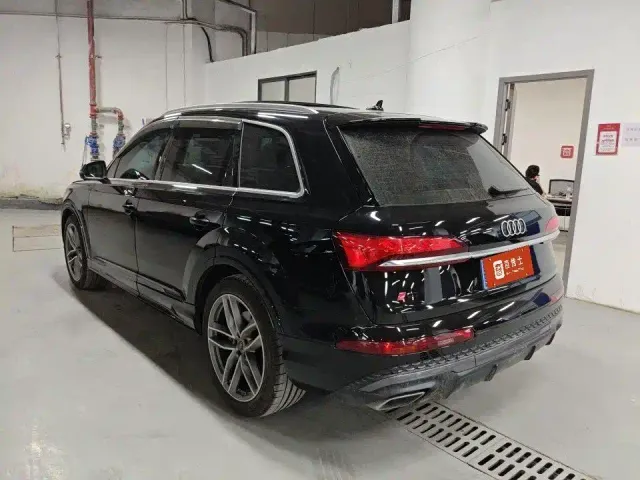 Audi Q7 — Фото автомобиля 9
