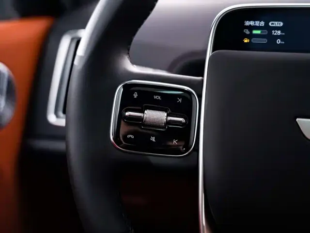 Li Auto L8 — Фото автомобиля 30