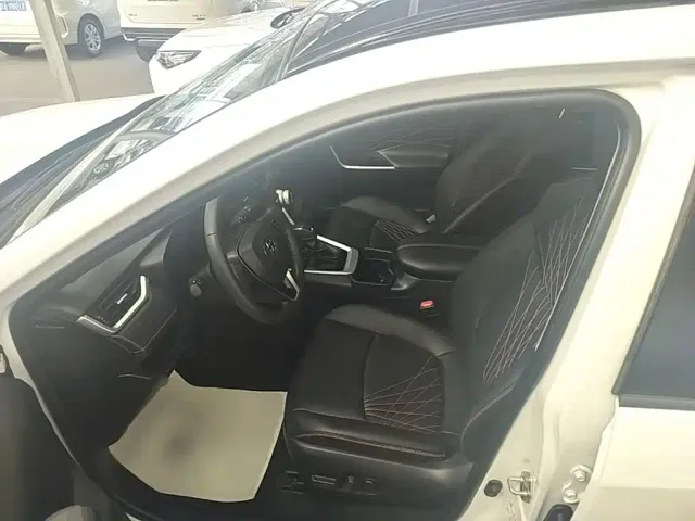 Toyota RAV4 — Фото автомобиля 15