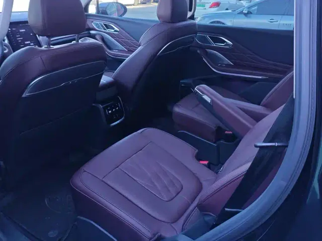 Hongqi HS7 PHEV — Фото автомобиля 11