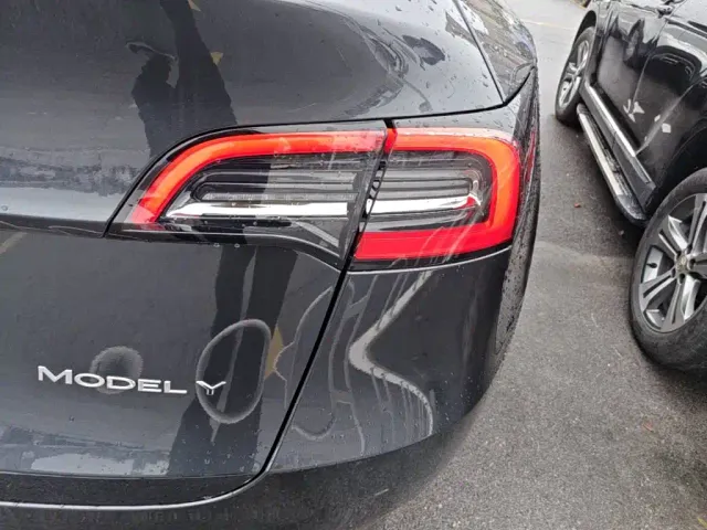 Tesla Model Y — Фото автомобиля 7