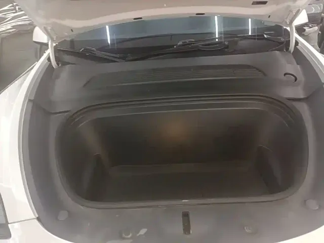 Tesla Model Y — Фото автомобиля 19
