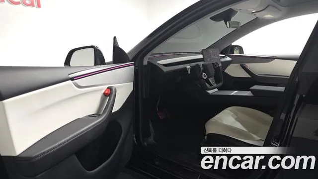 Tesla Model Y — Фото автомобиля 9