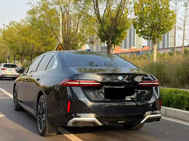BMW 5 Series — Фото автомобиля 5