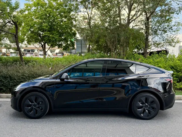 Tesla Model Y — Фото автомобиля 3