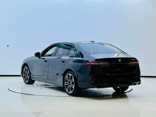 BMW 5 Series — Фото автомобиля 5