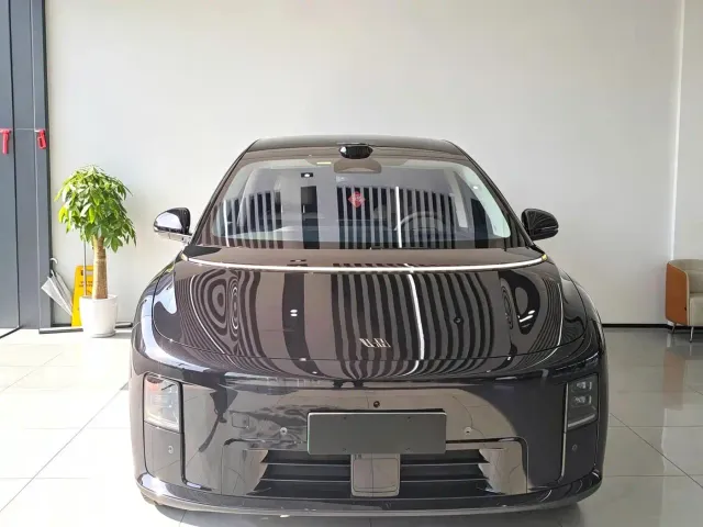 Li Auto i8 — Фото автомобиля 2